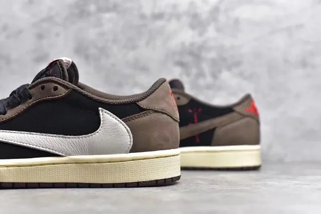 Travis Scott x Air Jordan 1 - Thumbnail 9