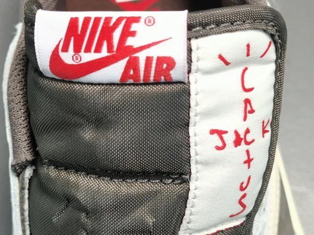 Travis Scott x Air Jordan 1 - Thumbnail 13