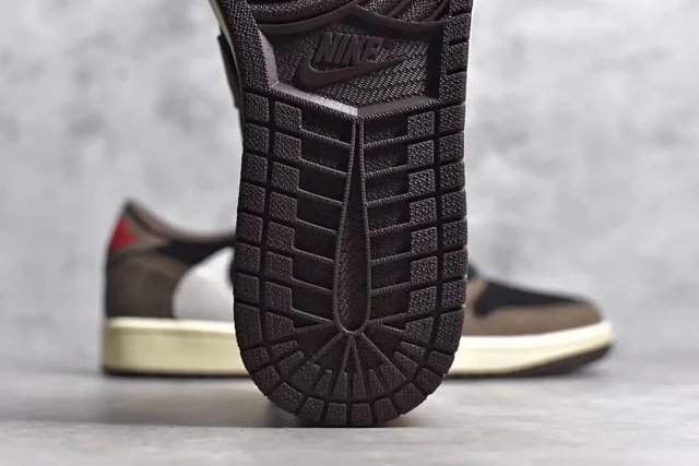 Travis Scott x Air Jordan 1 - Thumbnail 15