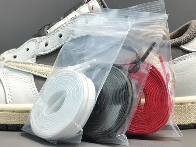 Travis Scott x Air Jordan 1 - Thumbnail 4