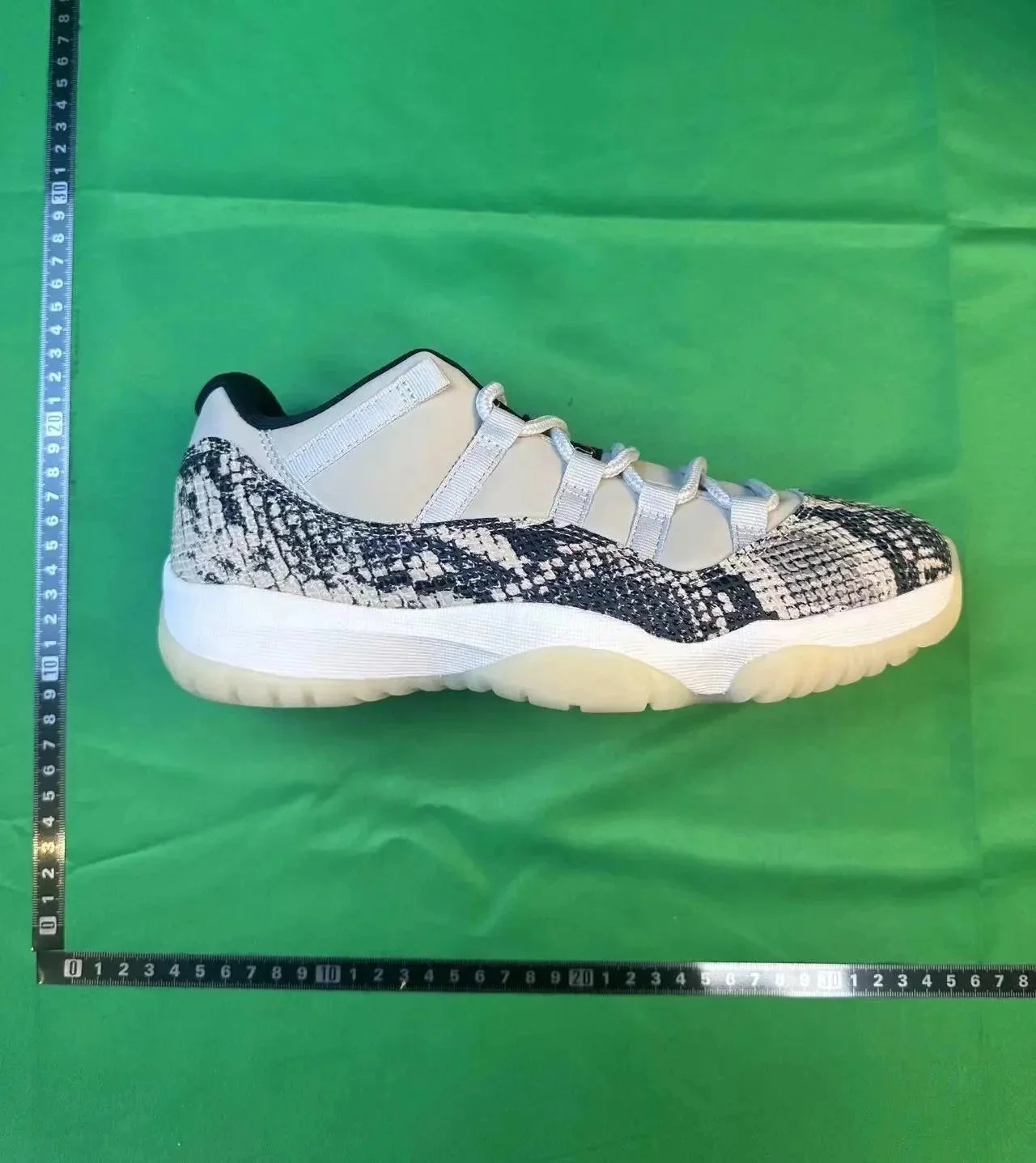 Nike Air Jordan 11 - Thumbnail 10