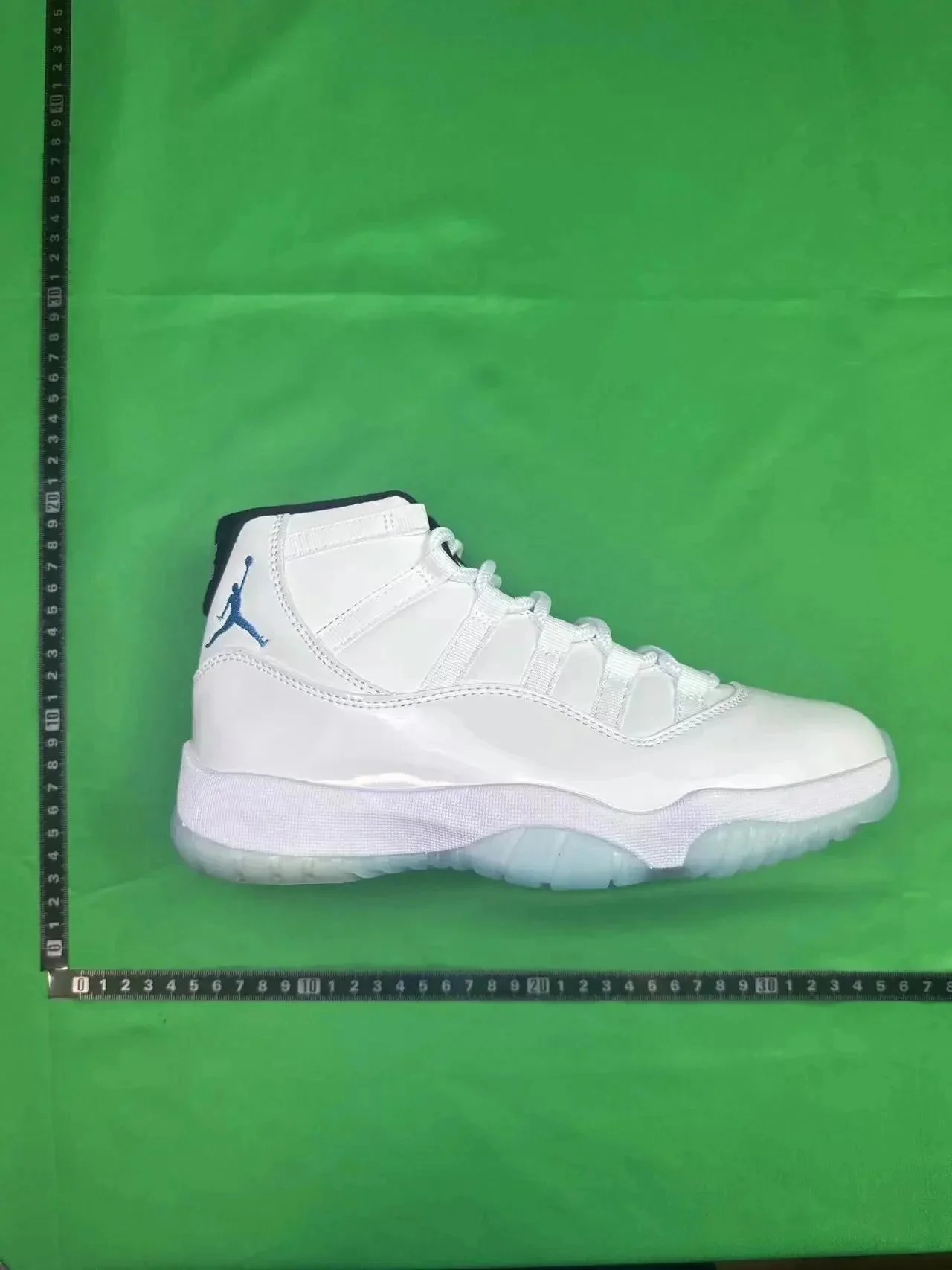 Nike Air Jordan 11 - Thumbnail 12