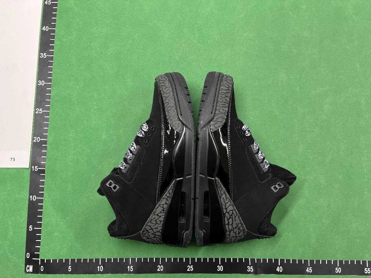 Air Jordan 3 - Thumbnail 3