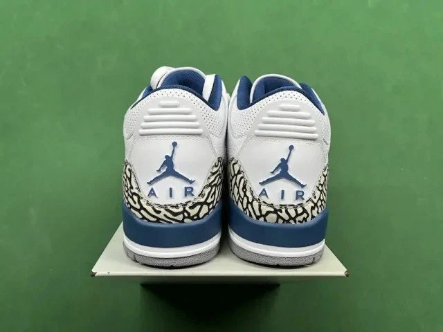Air Jordan 3 - Thumbnail 5