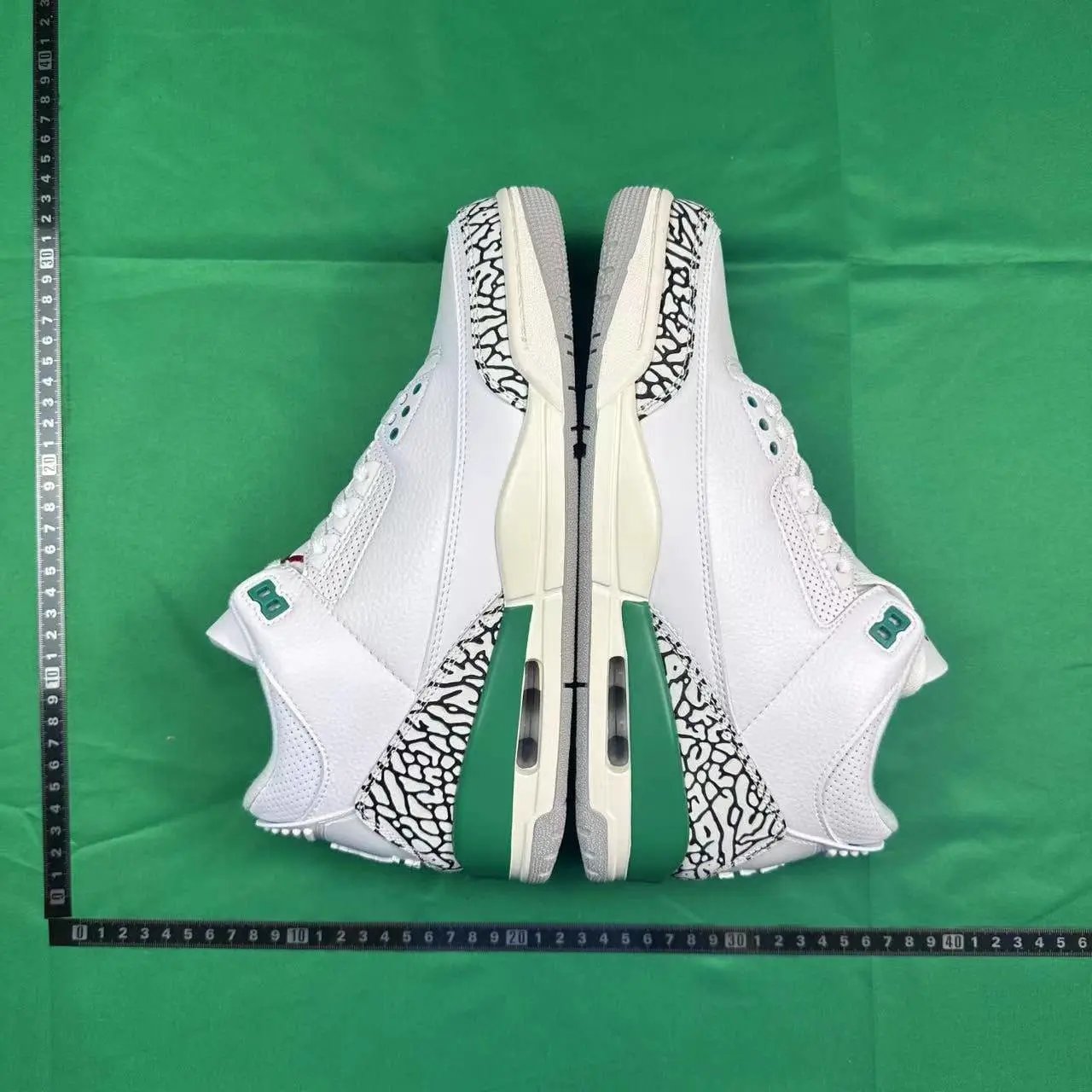 Air Jordan 3 - Thumbnail 7