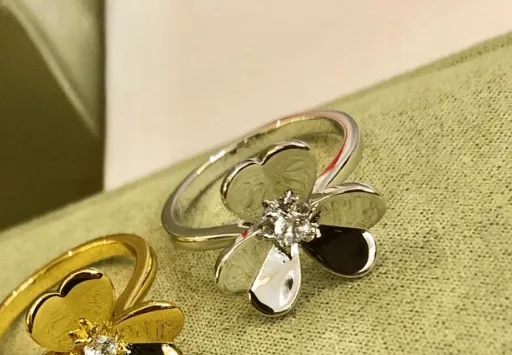 15（V*a*n C*l*e* & A*r*p*e*l*）