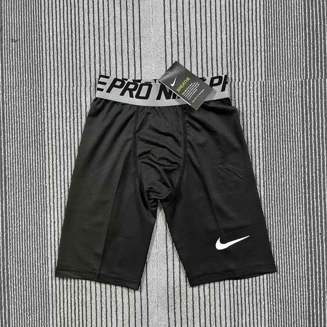 Black five quarter tight pants