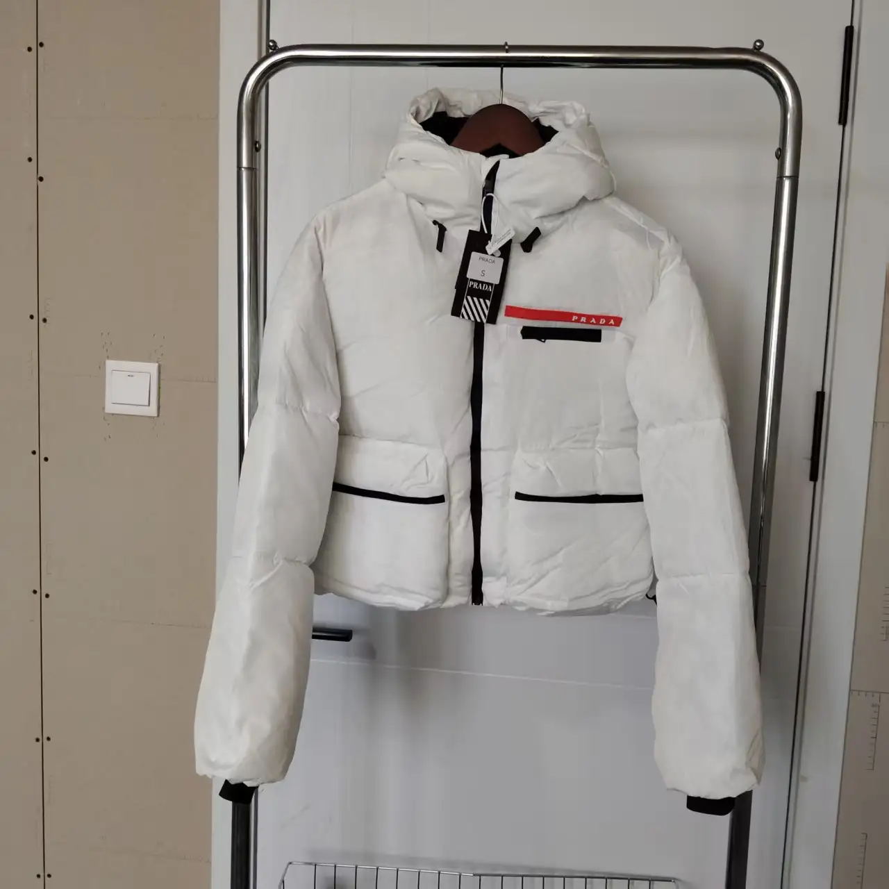 短款羽绒服字母小标白