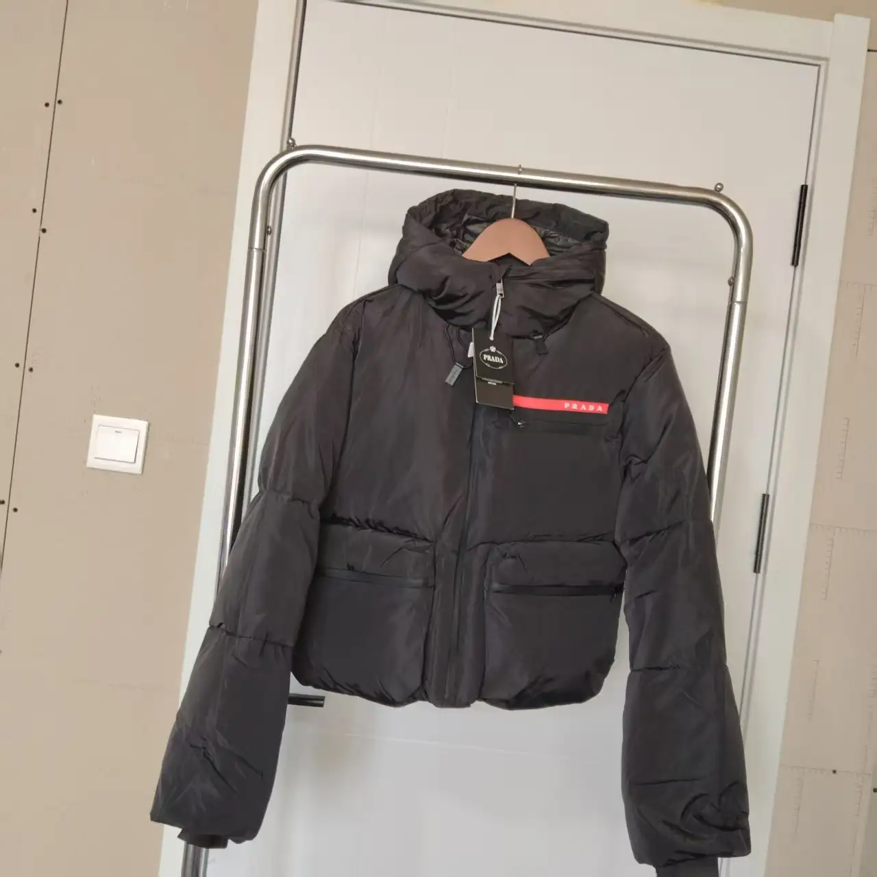 短款羽绒服字母小标黑